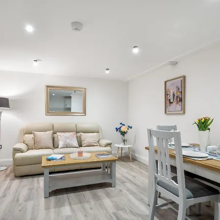 Pierside Apt 1
