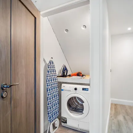 Pierside Apt 1 *
