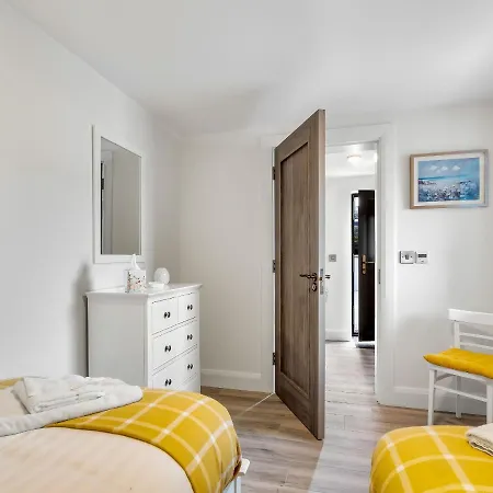 Pierside Apt 1 *