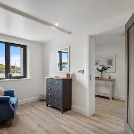 Pierside Apt 1 *